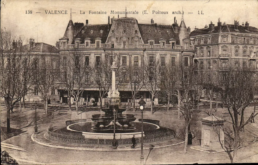 Valence — A Fonte Monumental (E. Poitoux arq.) — LL - Frente