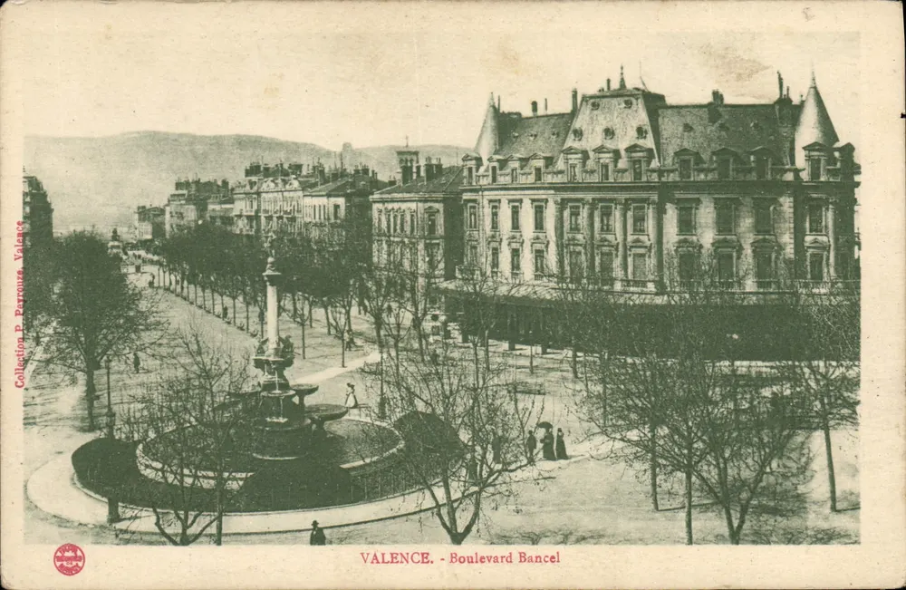 Valence - Boulevard Bancel — vista da fonte e do edifício — Collection P. Parrouze, Valence - Frente