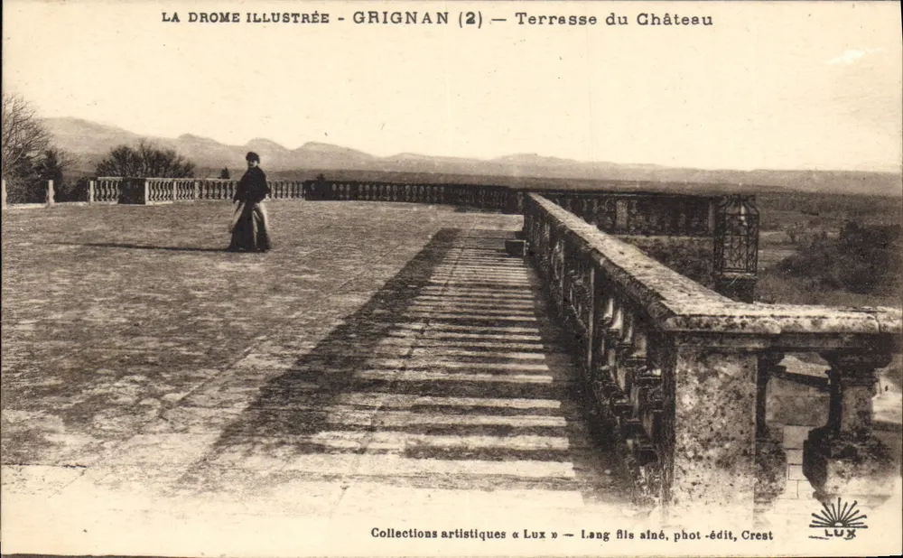 Grignan (2) — Terrasse do Castelo — Coleções artísticas « Lux » — Lang fils ainé, phot-édit, Crest - Frente