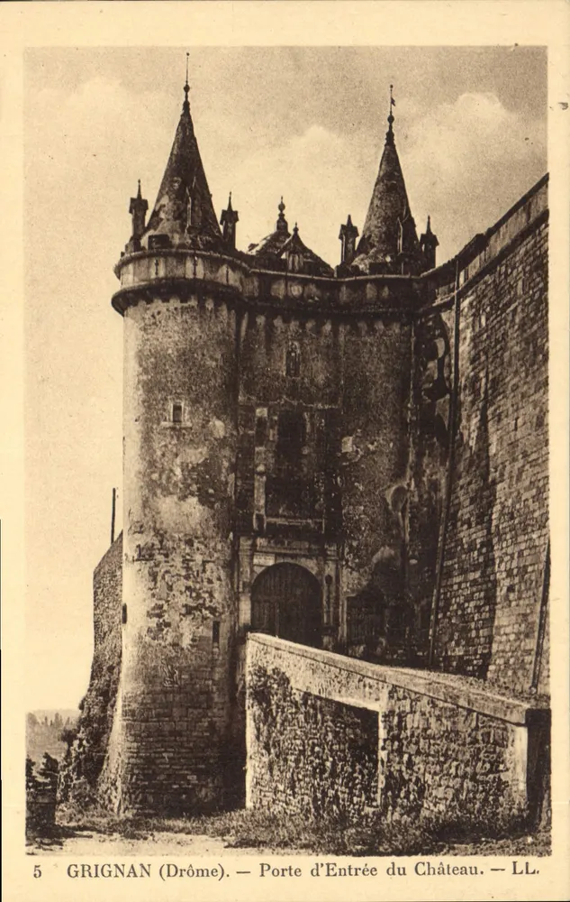 Grignan (Drôme) — Porta de Entrada do Castelo — LL - Frente