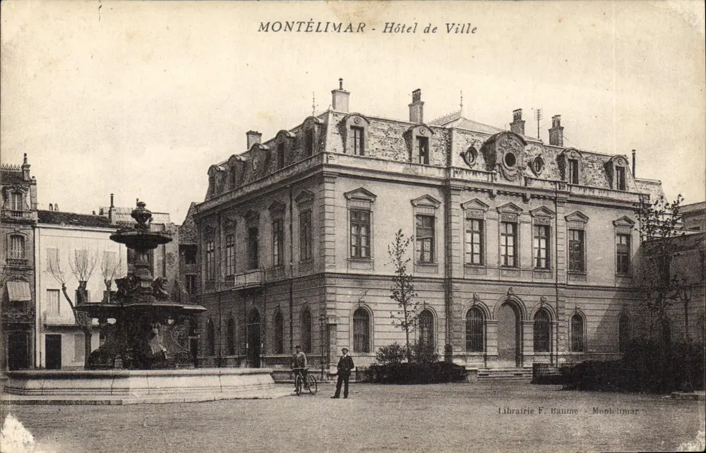 Montélimar - Palazzo Comunale — con fontana e passeggieri — Libreria F. Baume, Montélimar - Recto