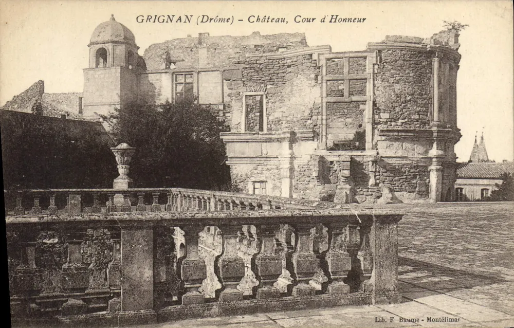 Grignan (Drôme) — Kasteel, Eerstehof — Lib. F. Baume - Montélimar - Voorkant