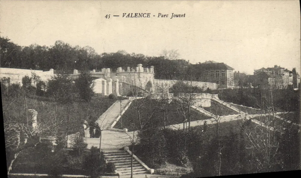 Valence - Parc Jouvet — vista do parque com escadas e edifícios — editor desconhecido, n° 45 - Frente