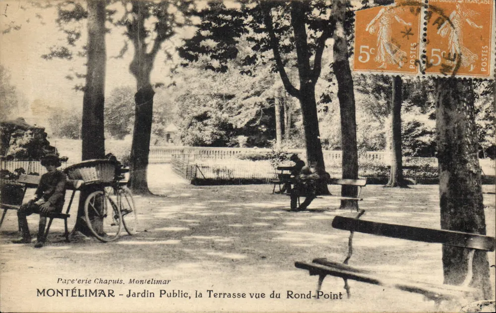 Montélimar - Öffentlicher Garten, die Terrasse vom Kreisverkehr aus gesehen — Pape'erie Chapuis - Vorderseite