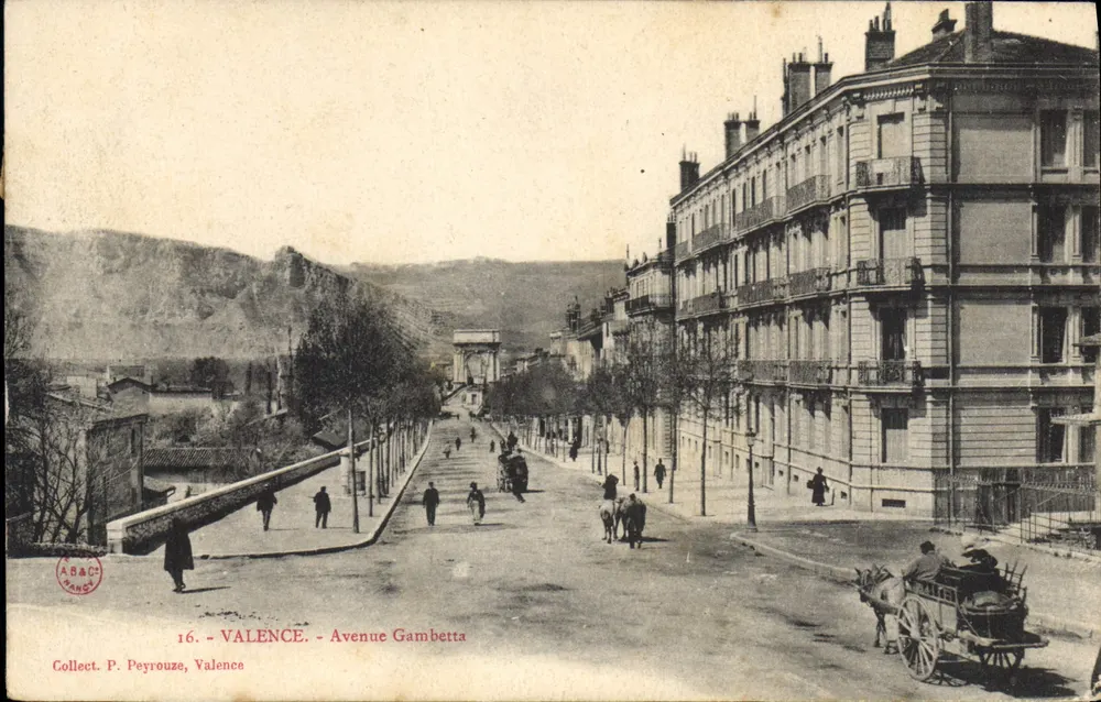 Valence - Avenida Gambetta — vista urbana com edifícios e passeio — Coleção P. Peyrouze, Valence - Frente