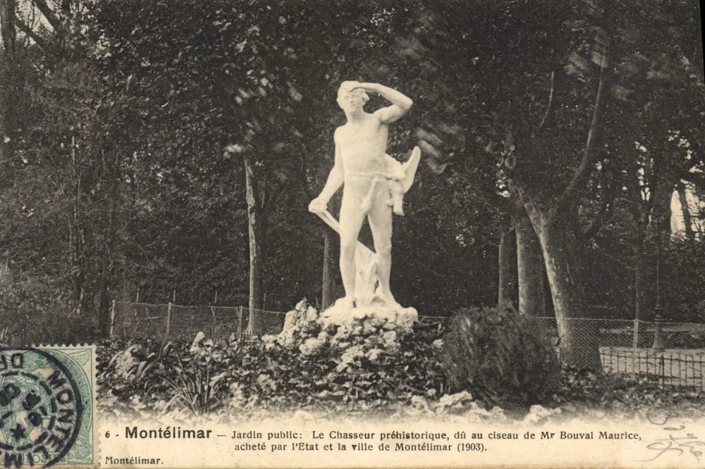Montélimar — Öffentlicher Garten: Der prähistorische Jäger, von Mr. Bouval Maurice geschaffen, vom Staat und der Stadt Montélimar erworben (1903) - Vorderseite