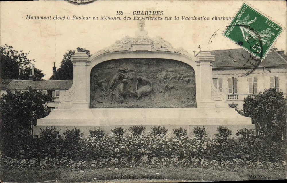 Chartres — Denkmal zu Ehren von Pasteur in Erinnerung an Experimente zur Anthrax-Impfung — Dr. Paul Richer, Bildhauer - Vorderseite