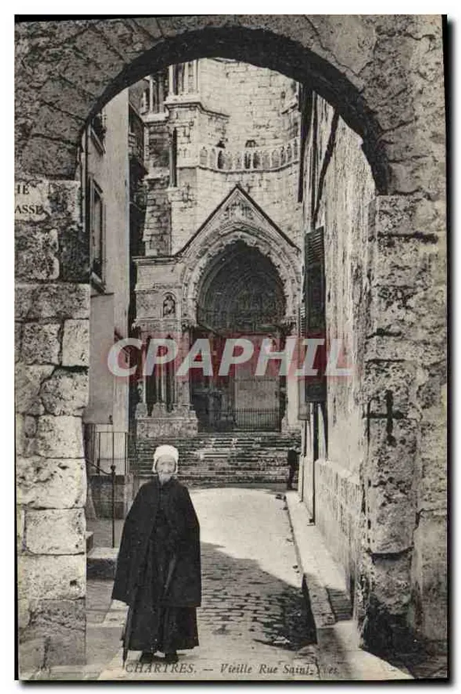 Chartres — Alte Sainte Straße — Blick auf die Kathedrale von einem Durchgang - Vorderseite