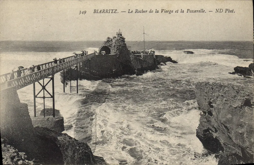 Biarritz — O Rocher da Virgem e a Passarela — ND Phot. - Frente