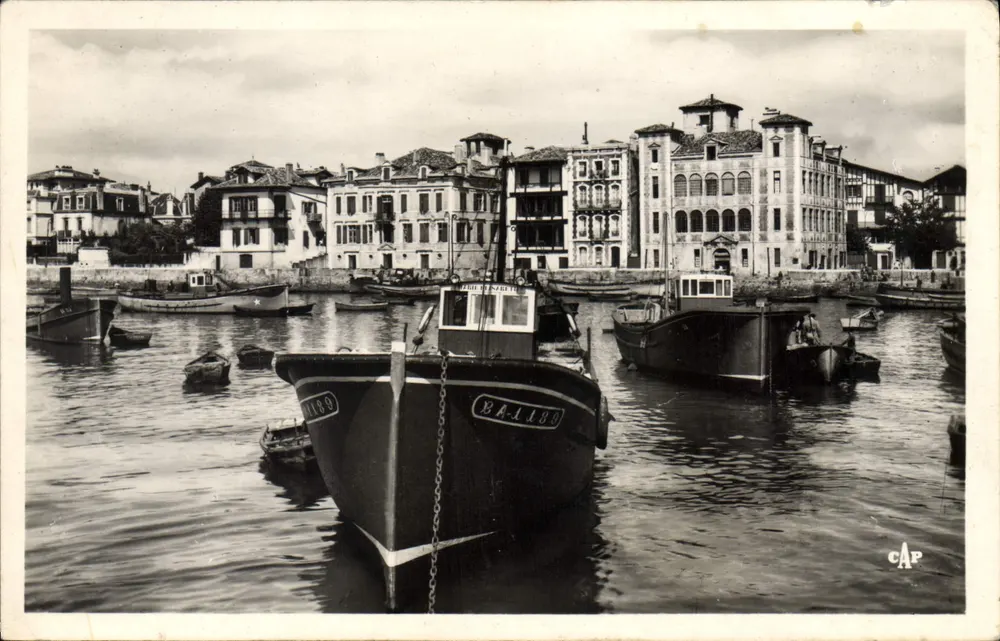 Hafen von Saint-Jean-de-Luz — Ansicht von Booten und Gebäuden — Verlag CAP - Vorderseite
