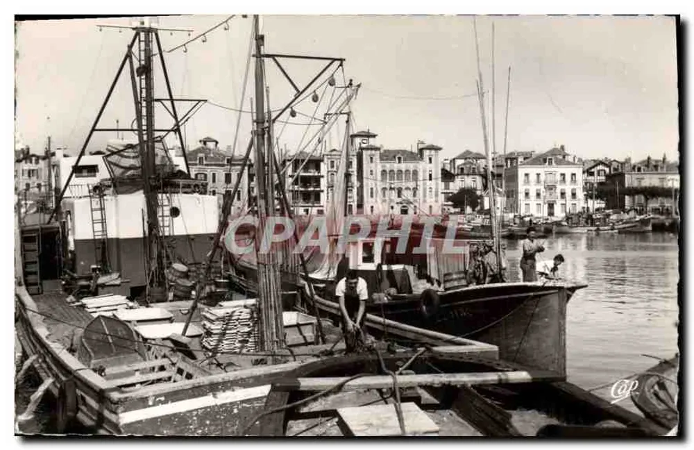 Fischereihafen Saint-Jean-de-Luz — Ansicht von Booten und Fischern — Réal-Photo - Vorderseite