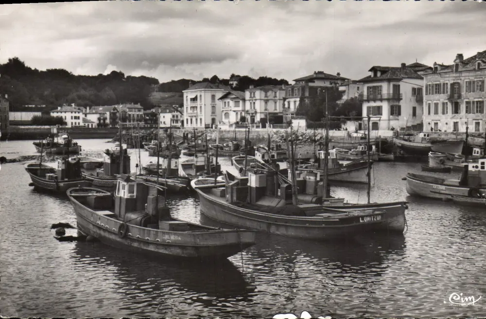 ST-JEAN-de-LUZ (B.-Pyr.) — O Porto — Foto C. MACON - Frente