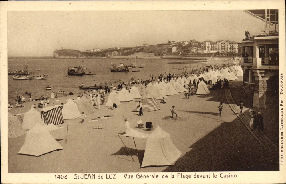 St-JEAN-de-LUZ — Allgemeiner Blick auf den Strand vor dem Casino — Heliogravure Labouche Fr. - Toulouse - Vorderseite