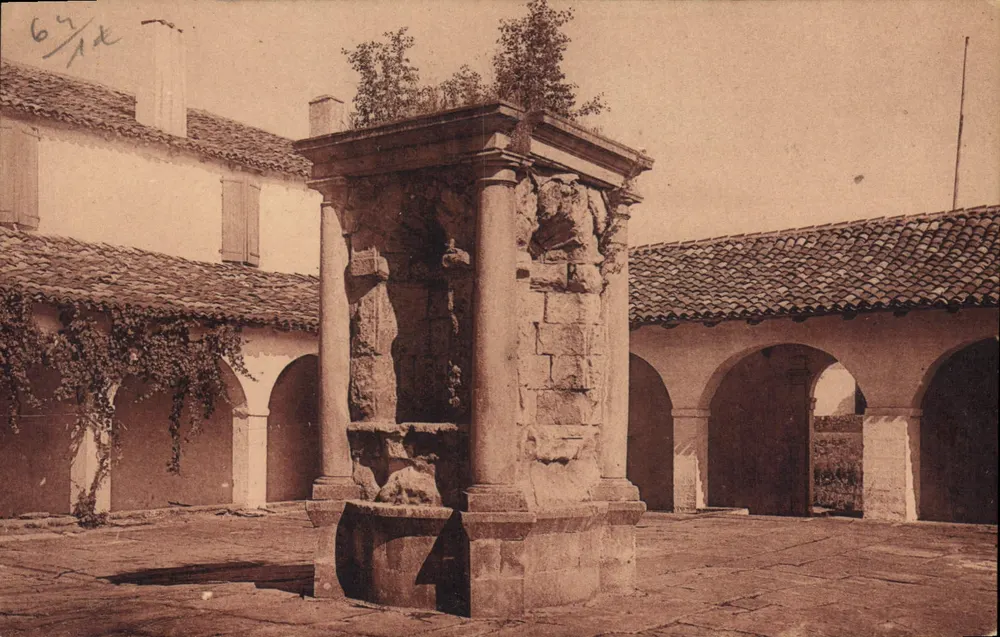 St-Jean-de-Luz — Brunnen des 16. Jahrhunderts (ehemaliges Konvent der Recollets) — Verlag: Le Lys Rougé - Vorderseite