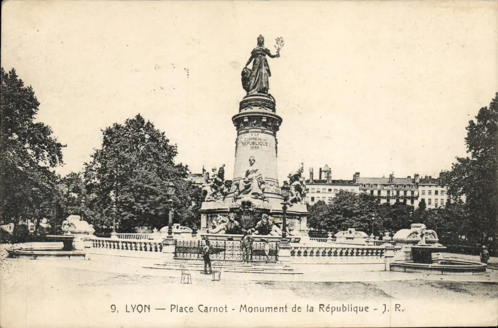 LYON — Praça Carnot — Monumento da República — J. R. - Frente