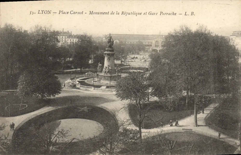LYON — Place Carnot — Denkmal der Republik und Perrache Bahnhof — L. B. - Vorderseite