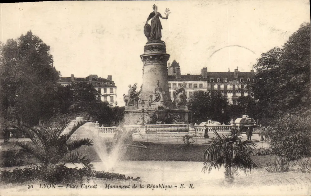 LYON — Plaza Carnot — Monumento de la República — E. R. - Anverso