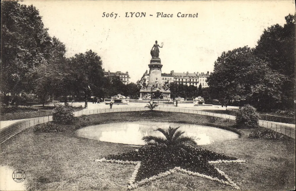 LYON - Place Carnot — estátua monumental e bascula decorada com uma estrela de flores — B&G LYON n°5067 - Frente