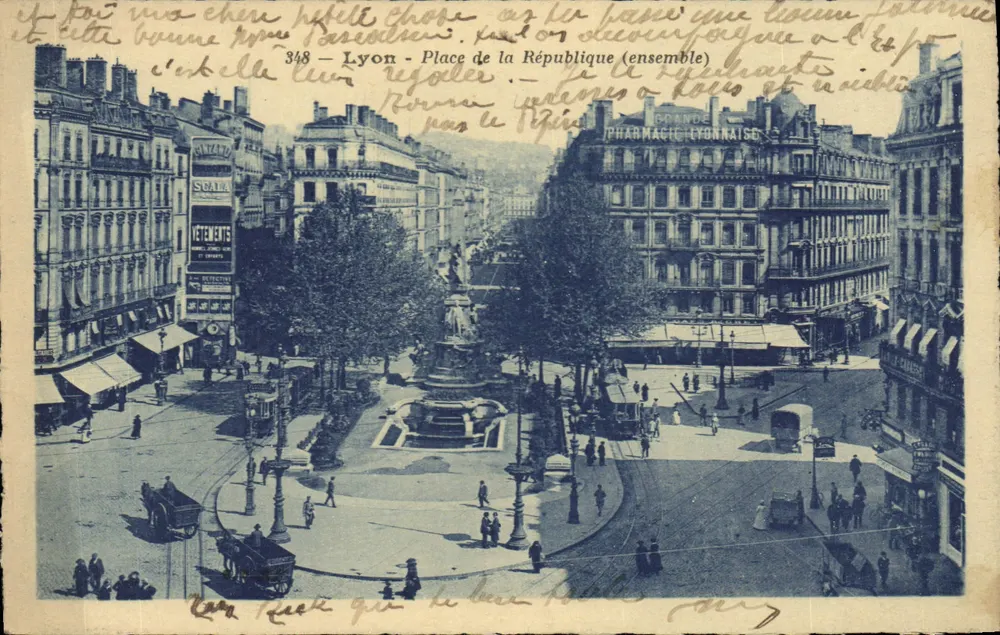 Lyon - Praça da República (conjunto) — vista panorâmica com fonte e edifícios — editor não identificado, n° 348 - Frente