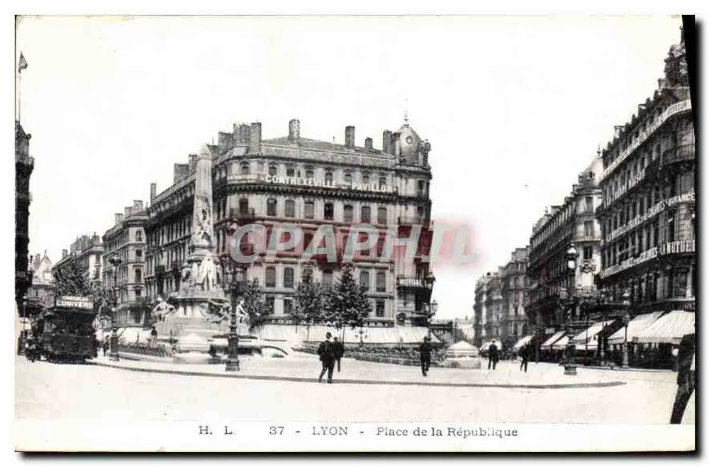 Lyon - Place de la République — H. L. 37 — Editor H. L. Contrariamente à inscrição 'LYON' embaixo, o edifício central traz a inscrição 'CONTRÉTEVILLE - PAVILLON'. - Frente