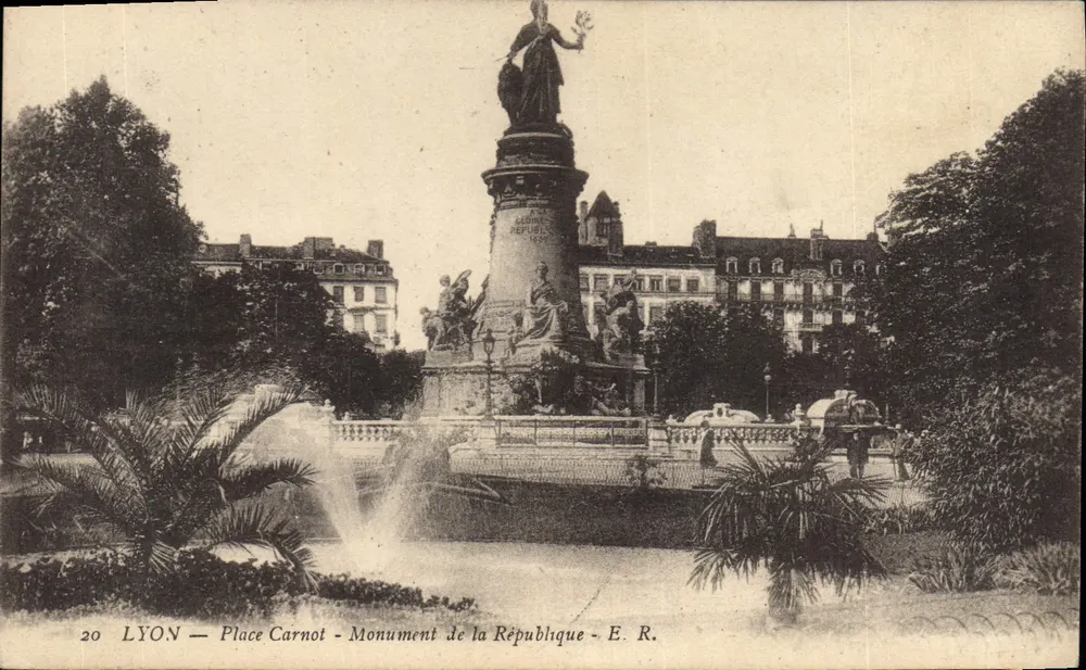 LYON — Place Carnot — Monument da República — E. R. - Frente