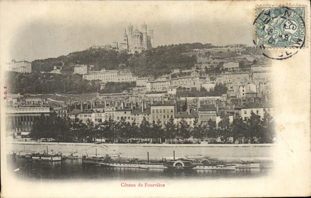 Côteau de Fourvière — vista panorâmica com o santuário de Fourvière no fundo — editor N.D.F. número de série não visível - Frente