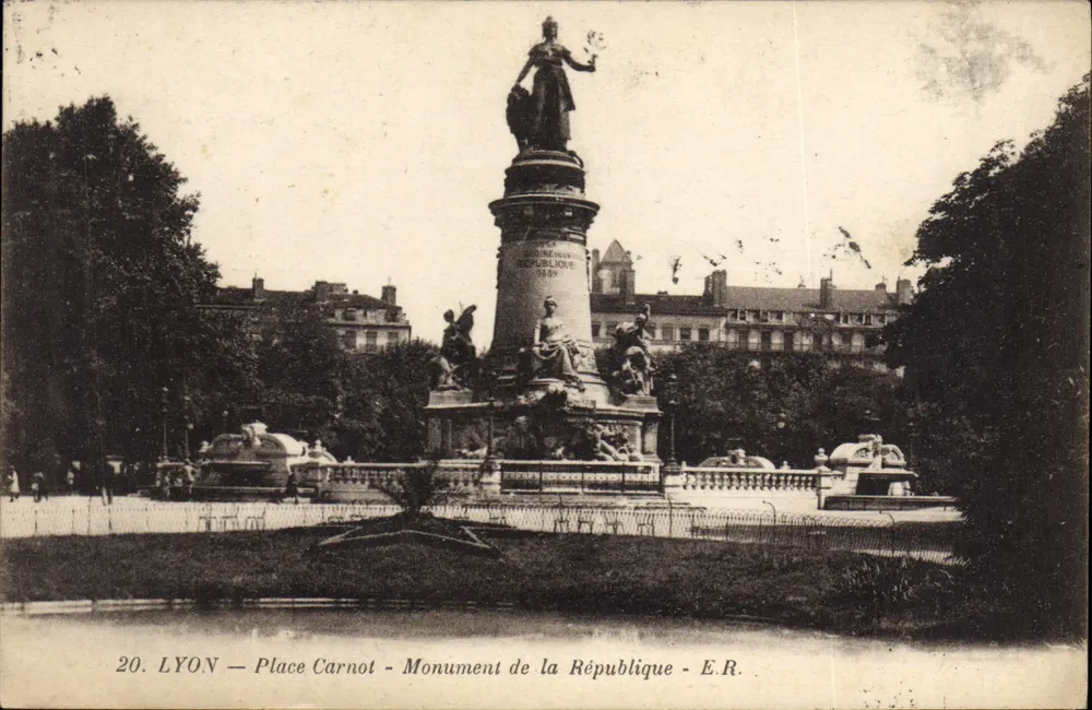 LYON — Praça Carnot — Monumento da República — E.R. - Frente