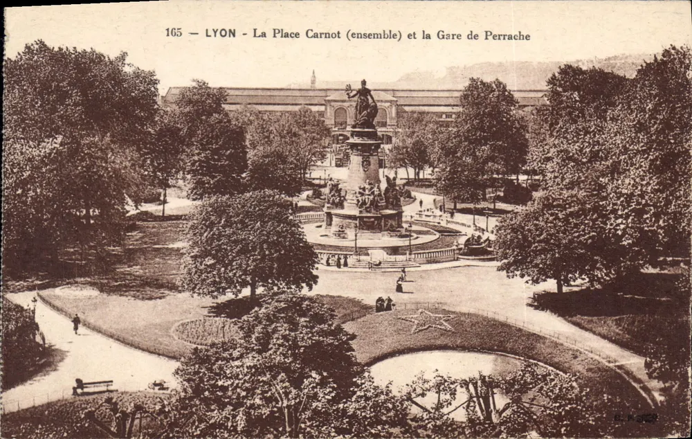 LYON - La Place Carnot (Gesamtansicht) und die Gare de Perrache - Vorderseite