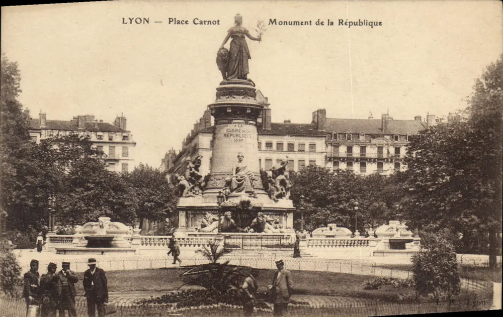 LYON — Plaza Carnot — Monumento a la República — E. H. Lyon - Anverso