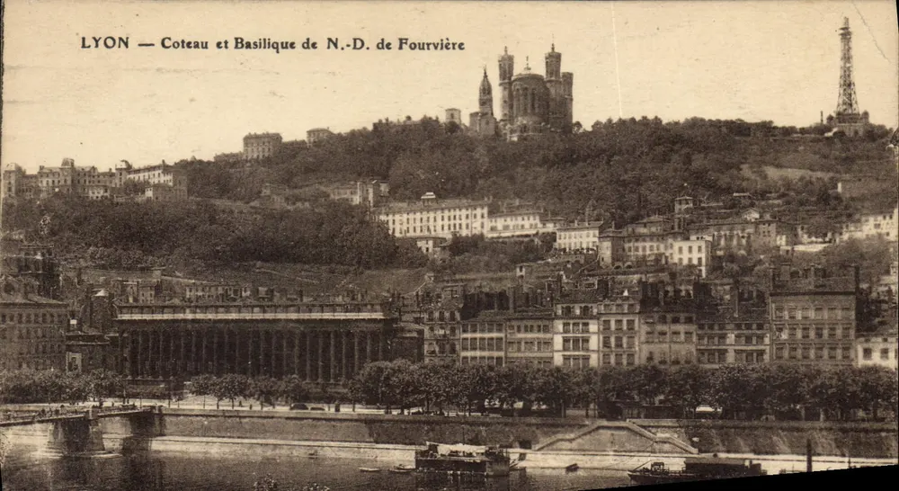 LYON — Colina e Basílica de Nossa Senhora de Fourvière - Frente