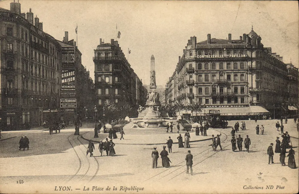 LYON — A Praça da República — Collections ND Phot n°145 - Frente