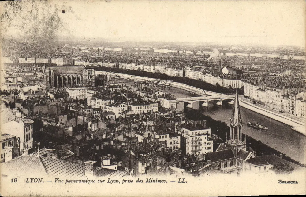 LYON — Panoramablick auf Lyon, aufgenommen von den Minimes — LL. — Selecta - Vorderseite