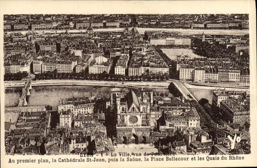 Lyon — Vista de Fourvière — A Catedral de São João, a Saône, a Praça Bellecour e os Quais do Reno — Editor J. Collard, n°1 - Frente