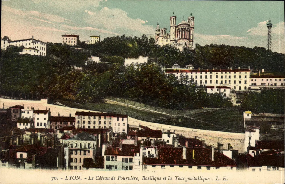 LYON - Le Côteau de Fourvière, Basilique und die Metalltürme - L. E. - Vorderseite