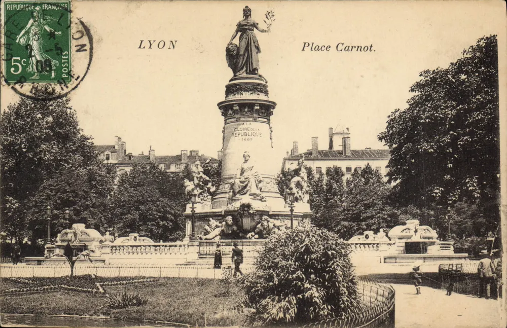 LYON — Praça Carnot. Monumento à República — editor não visível - Frente