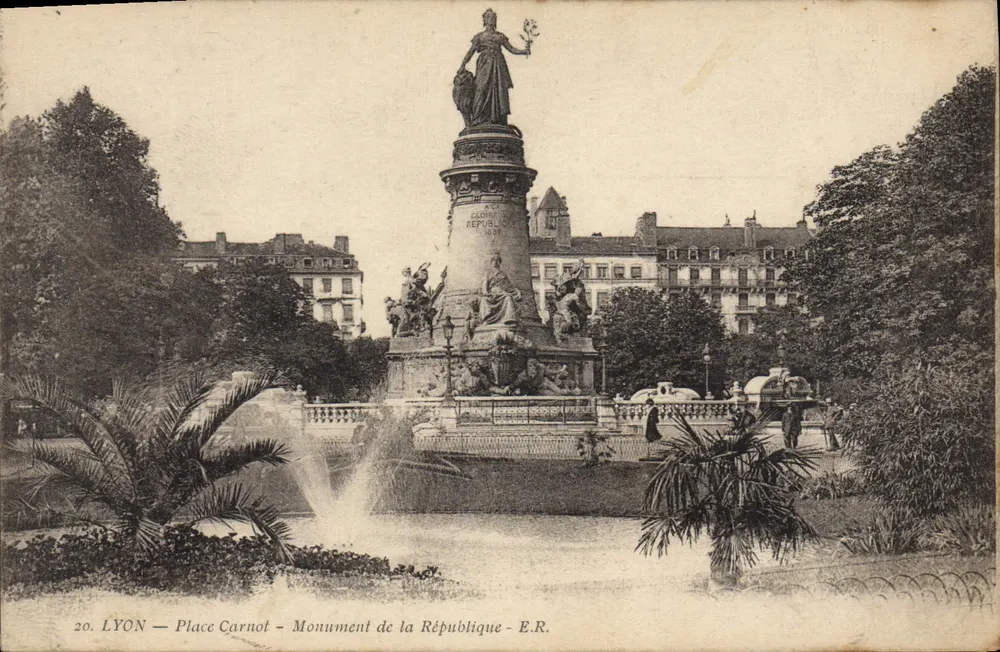 LYON — Place Carnot — Monument da República — E.R. - Frente