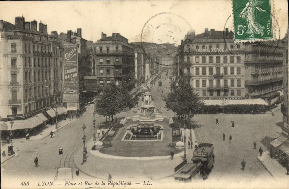 LYON — Praça e Rua da República — LL. — n° 466 - Frente