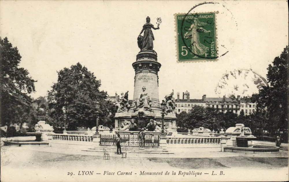 LYON — Place Carnot — Monumento a la República — L. B. - Anverso