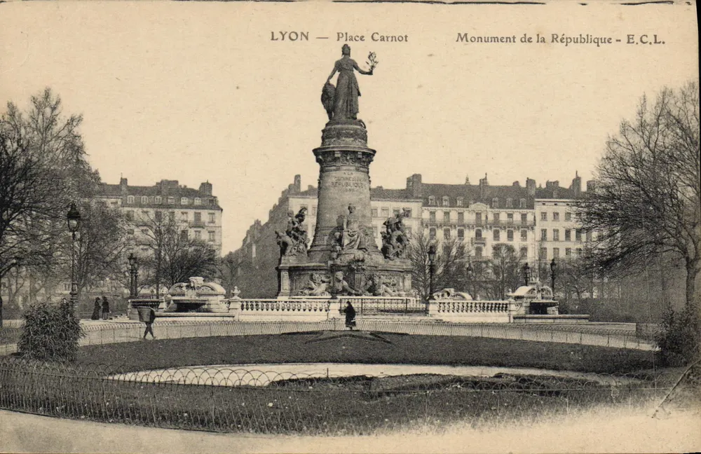 LYON — Plaza Carnot — Monumento a la República — E.C.L. - Anverso