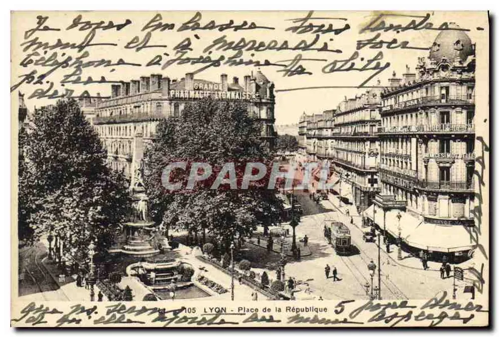 LYON - Place da República — vista da fonte e dos edifícios, com a Grande Farmácia de Lyon e o hotel Desmont-Belle - Frente