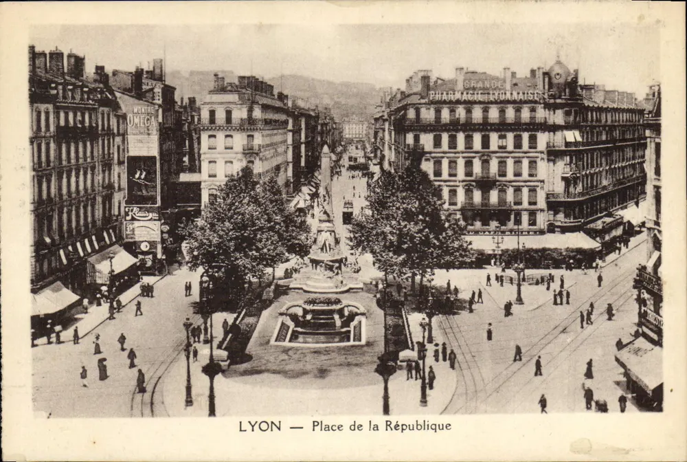 LYON — Place de la République — Editor: Carte Postale Graphique - Frente