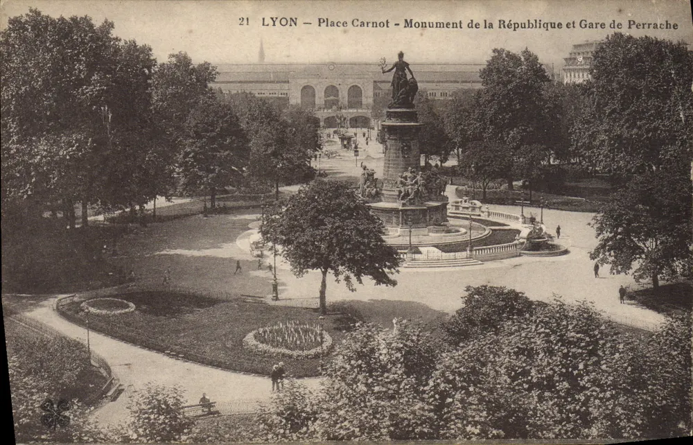 LYON — Place Carnot — Monument de la République und Perrache Bahnhof - Vorderseite