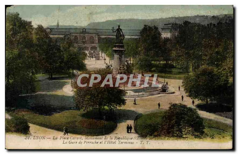 LYON — La Plaza Carnot, Monumento a la República (Obra de Léonard de Bimont) — La Estación de Perrache y el Hotel Terminus — T. T. - Anverso