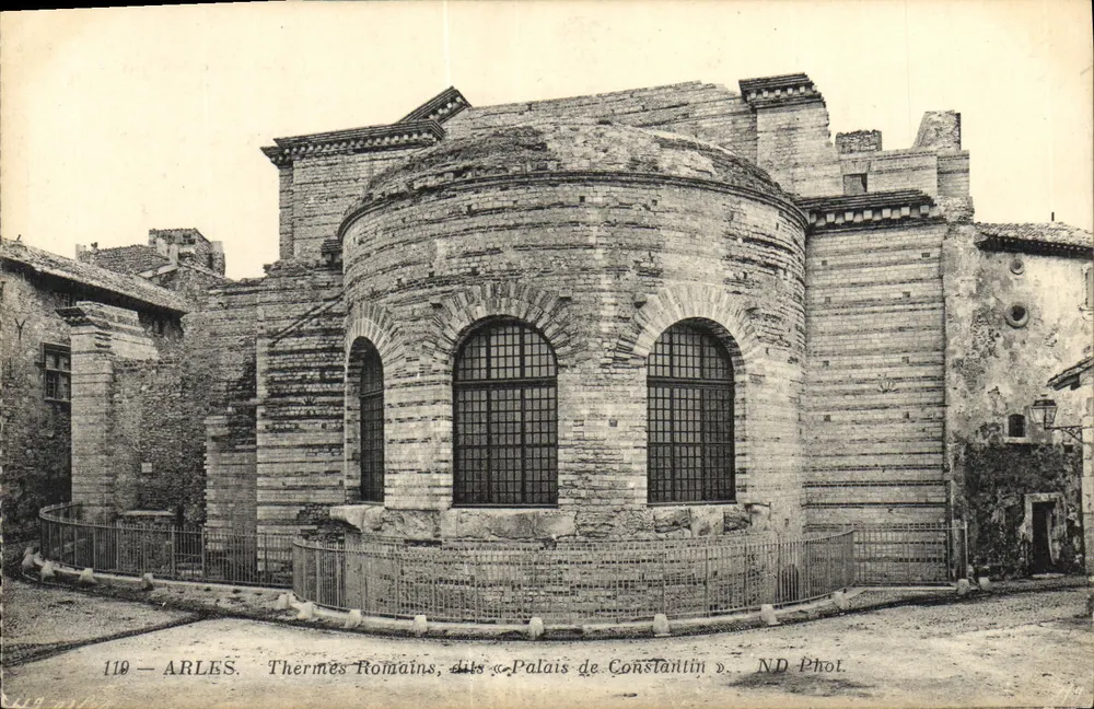 Arles — Termas Romanas, dito « Palácio de Constantino » — ND Phot. - Frente