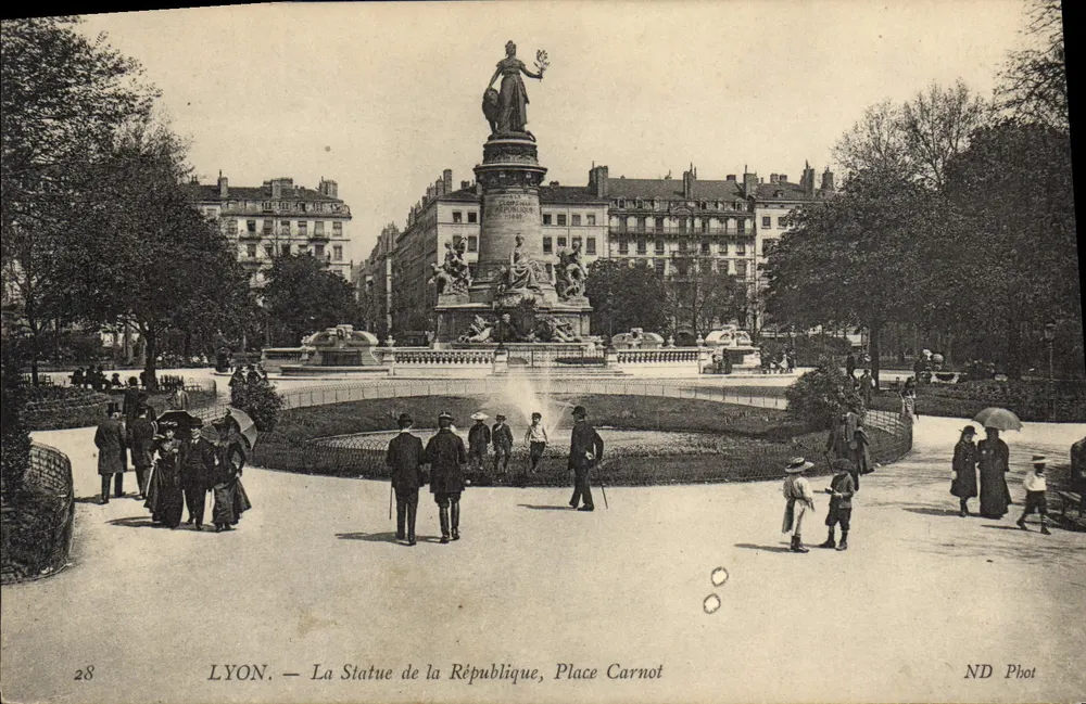 LYON. — A Estátua da República, Praça Carnot — ND Phot, n° 28 - Frente