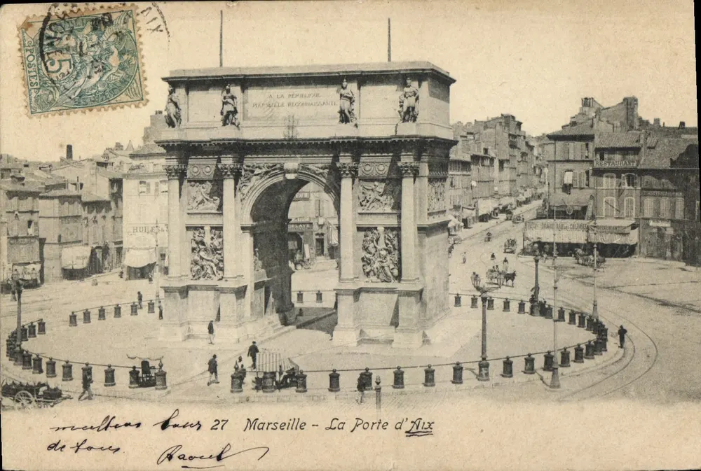 Marselha - A Porta de Aix — Arco da Vitória decorado com esculturas, rua comercial — editor não visível - Frente