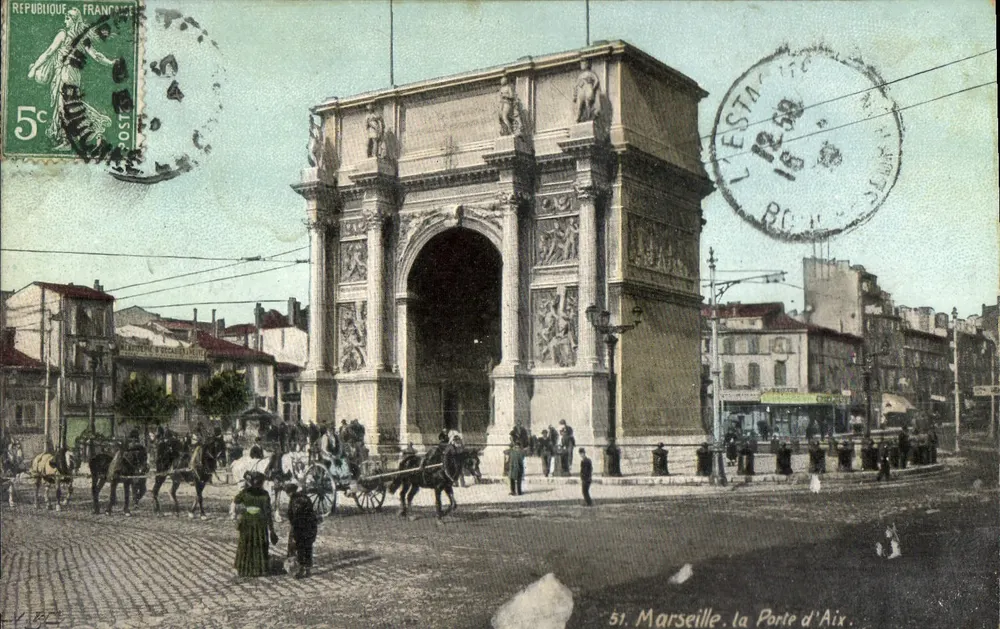 Marselha. A Porta de Aix — vista do arco monumental com trânsito de carruagens — editor L.Y. & Cie, n°51 - Frente
