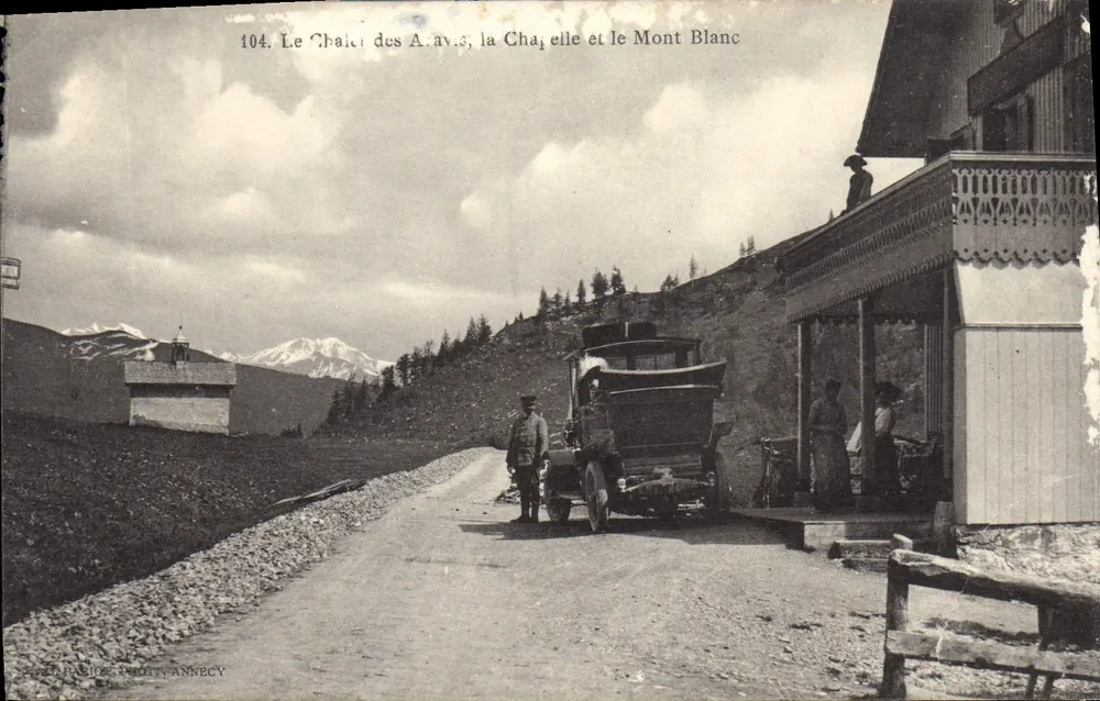 Le Chalet des A.v.s, la Chaîelle et le Mont Blanc — vue de la route avec véhicule et bâtiment à droite, éditeur PASIONE, PROVOLTA, ANNÉGY, n° 104 - Frente