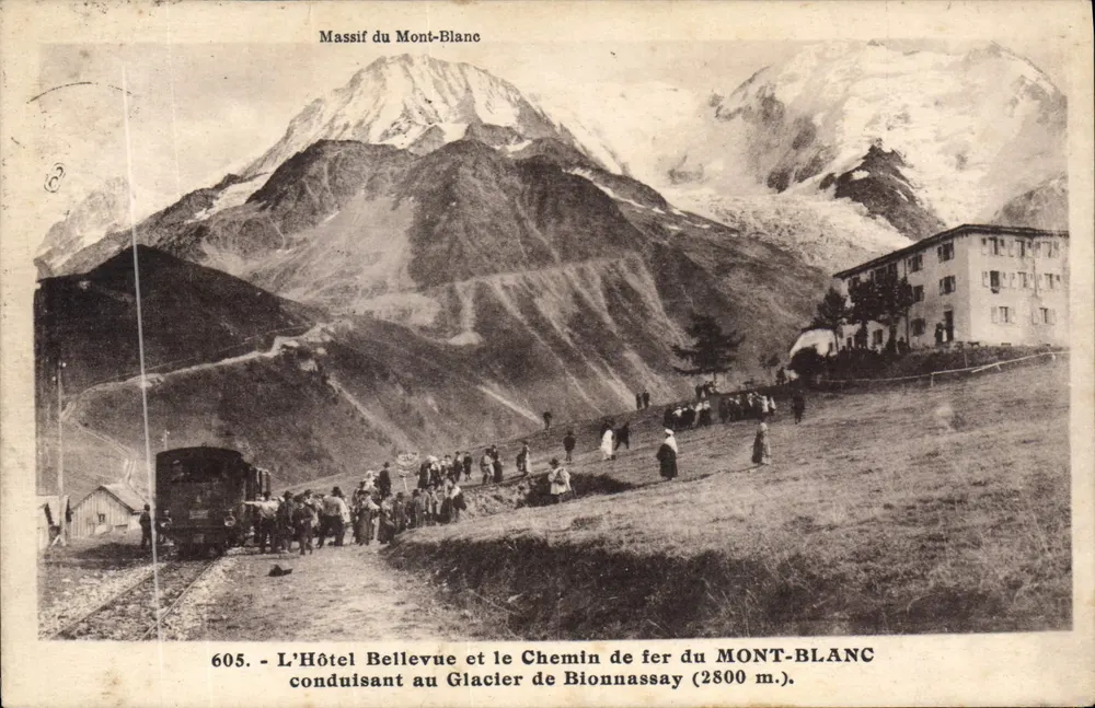Massiv des Mont-Blanc — Das Hotel Bellevue und die Mont-Blanc-Bahn, die zum Gletscher Blonmassay (2800 m.) führt — L. Morand, Foto. Verlag - Nr. 605 - Vorderseite