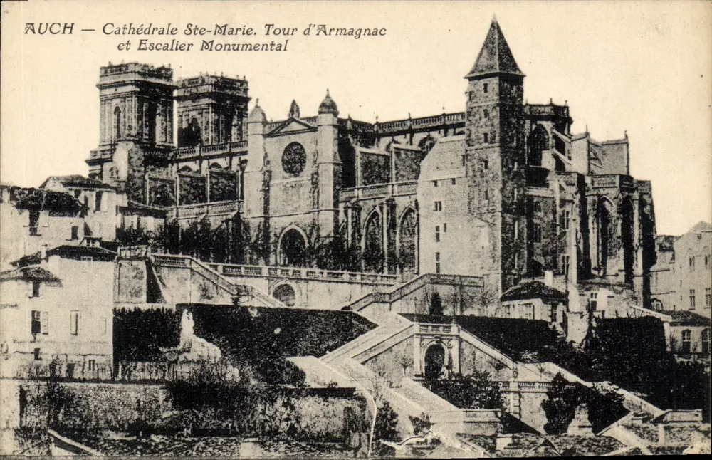 Auch — Kathedrale Sainte-Marie, Turm von Armagnac und monumentale Treppe - Vorderseite